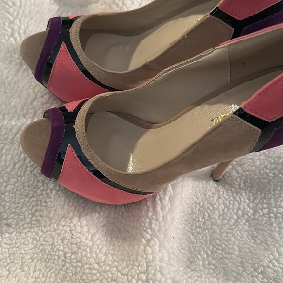 Beige color mix heels size 8 - Picture 2 of 5